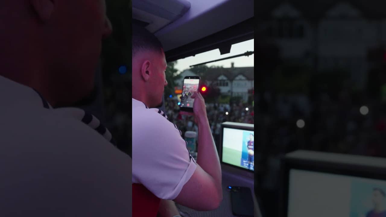 ARSENAL TAKE PREMIER LEAGUE TROPHY ON TEAM BUS 🚌
