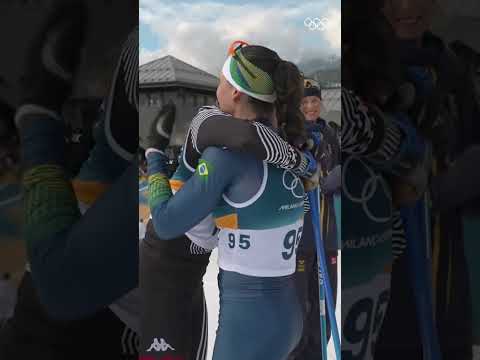 When Brazil's Bruna Moura embraced fellow athletes as they crossed the finish line! 🥹🫂