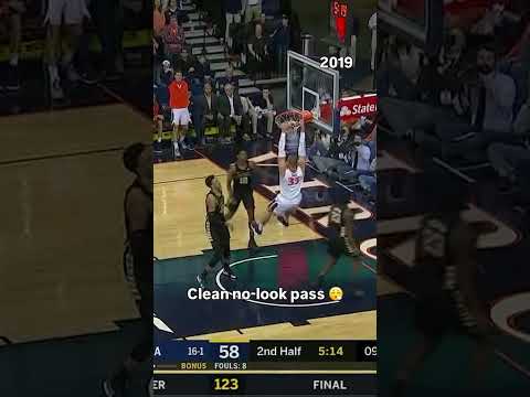 The defenders didn't see that one coming 😳 #virginia #uva  #collegebasketball #basketball #sports