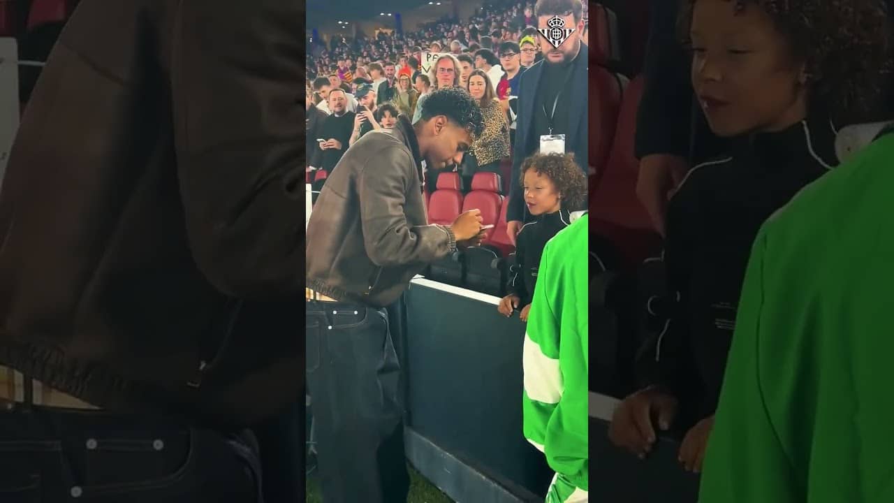 Antony's son's face after meeting Lamine Yamal 🥹❤️ (via realbetsisbalompie/TT)