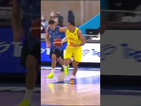 "This is Magic Johnson behind the back" 💥 #EuroBasket