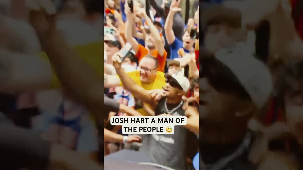 Josh Hart living it up with the NYC crowd 👏