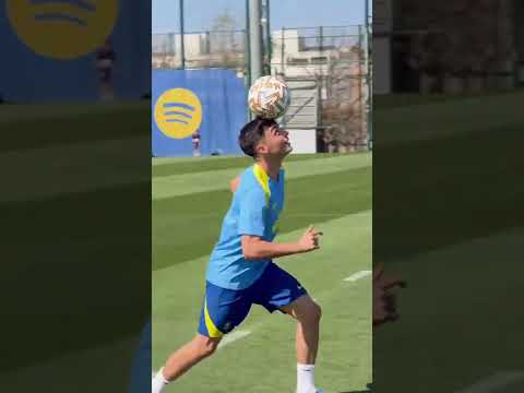 Pedri with some tricks 🎩🪄⚽️ (via @fcbarcelona/IG)