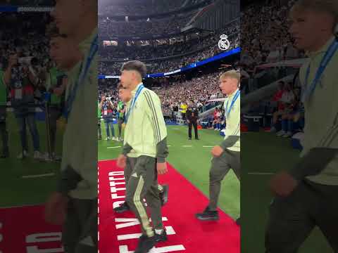 🏆 Juvenil A presented their Youth League trophy to the Bernabéu! #RealMadrid #RealMadridAlavés