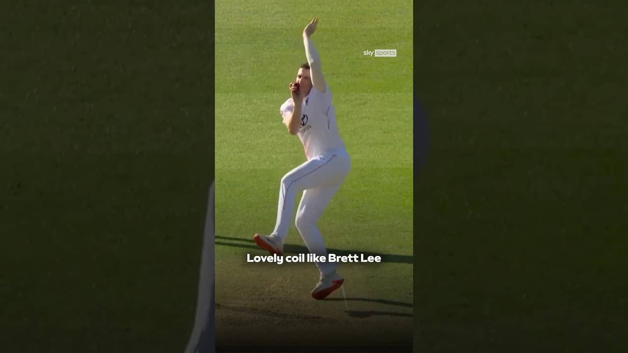 Mark Wood assessing Harry Brook's bowling technique!
