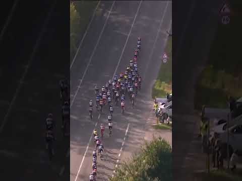 Pogačar goes clear! 😮