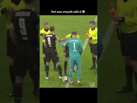 Manuel Neuer stole the ball from the referee without even noticing 😂 (via @bundesliga/TT)