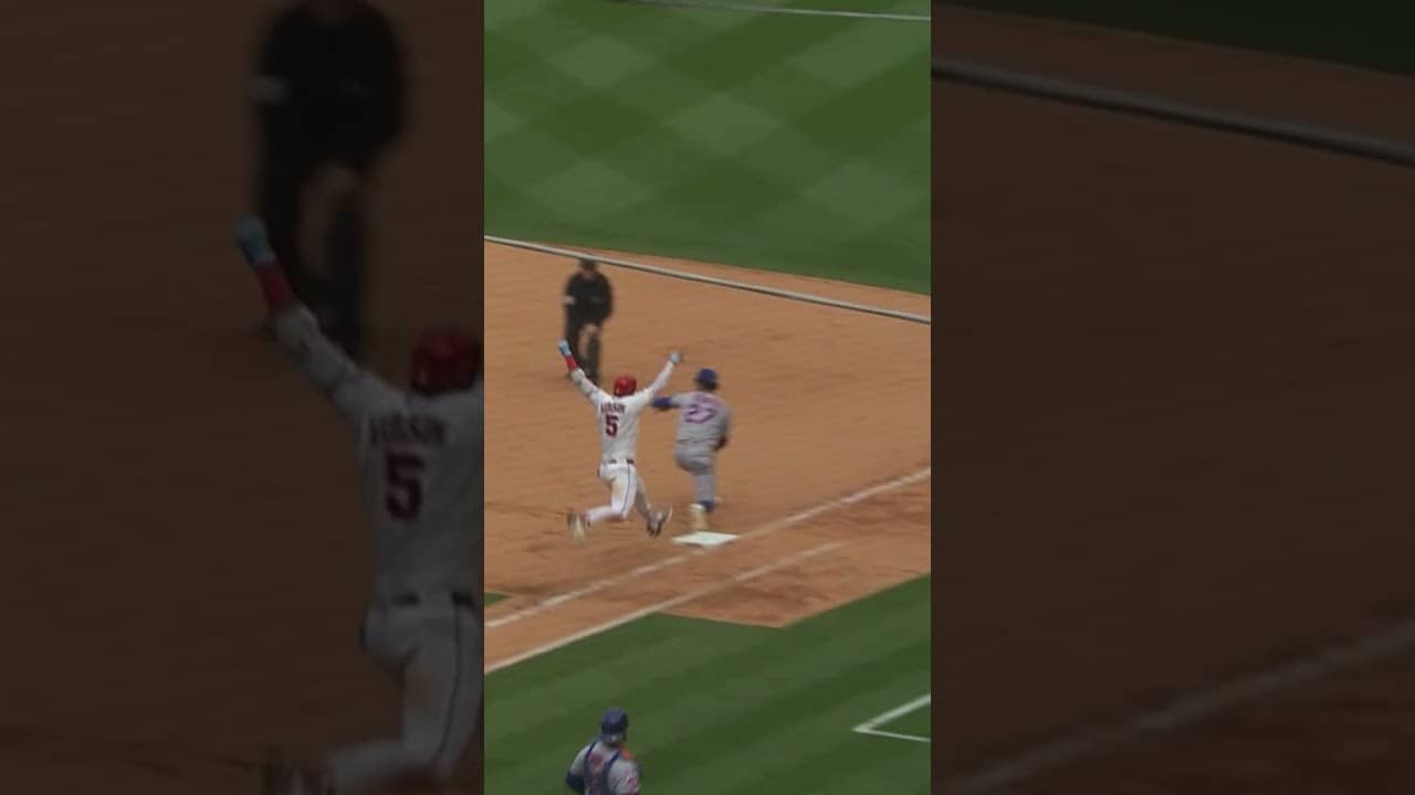 Bo Bichette with a laser throw for the out 💪