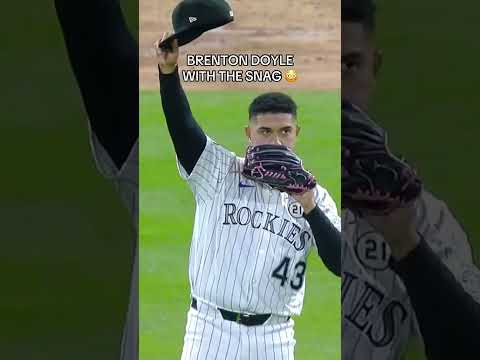 What a catch to rob the home run! 🔥