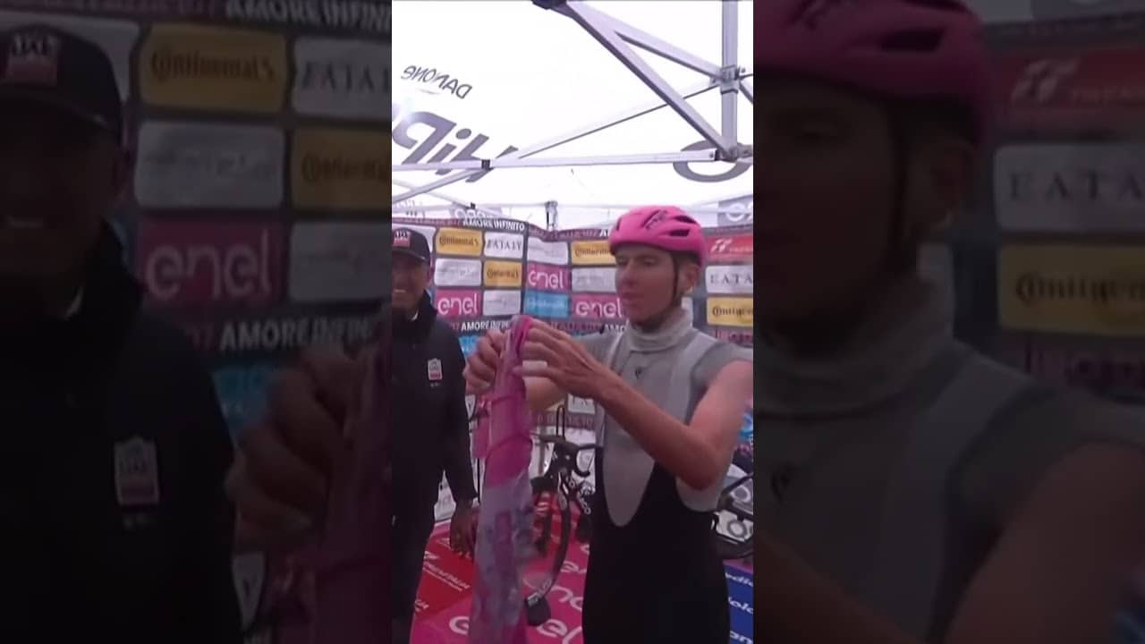 When Tadej Pogacar gave Giulio Pellizzari his glasses and pink jersey after the stage 💖🤝