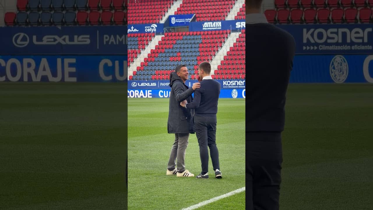 El saludo entre Alessio Lisci y Michel, entrenadores de Osasuna y Girona, en la previa del partido