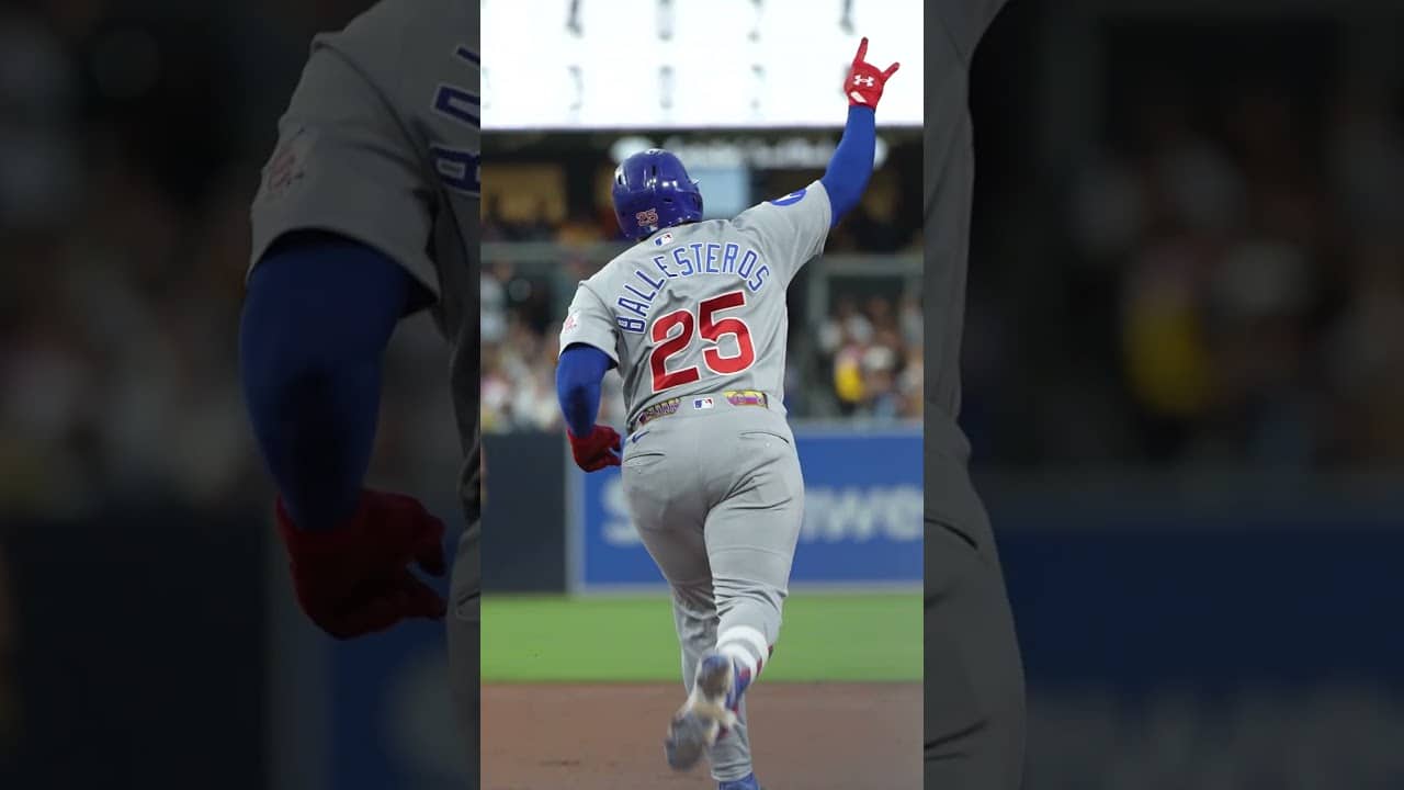 A GRAND bat flip by Moisés Ballesteros 💪