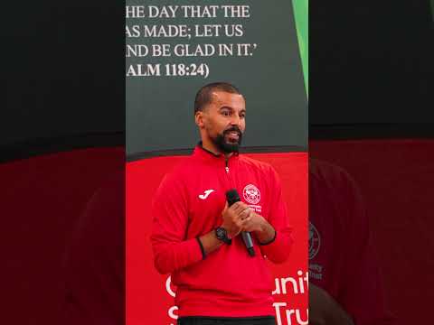 Michael Kayode swaps boots for books 📚🐝 | Premier League Writing Stars