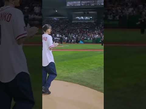 Young Miko throws out the 1st pitch to Kiké Hernández ahead of Team Panama vs. Team Puerto Rico ⚾