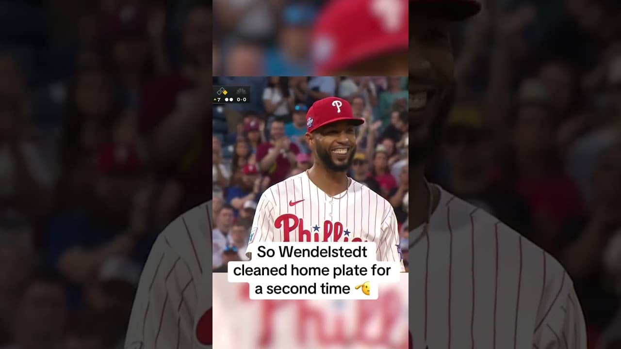 A nice gesture from the umpire after Christopher Sanchez’s scoreless innings streak came to an end 👏