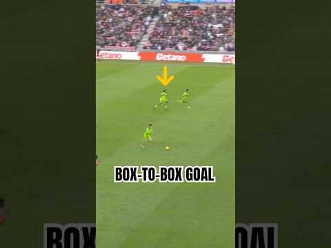 Alex Iwobi runs box-to-box to score. 🏃💨