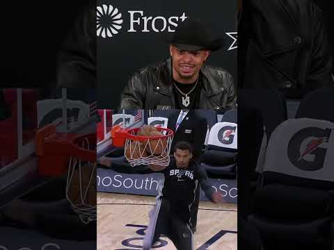 Keldon Johnson on Wemby's freakish basket kick