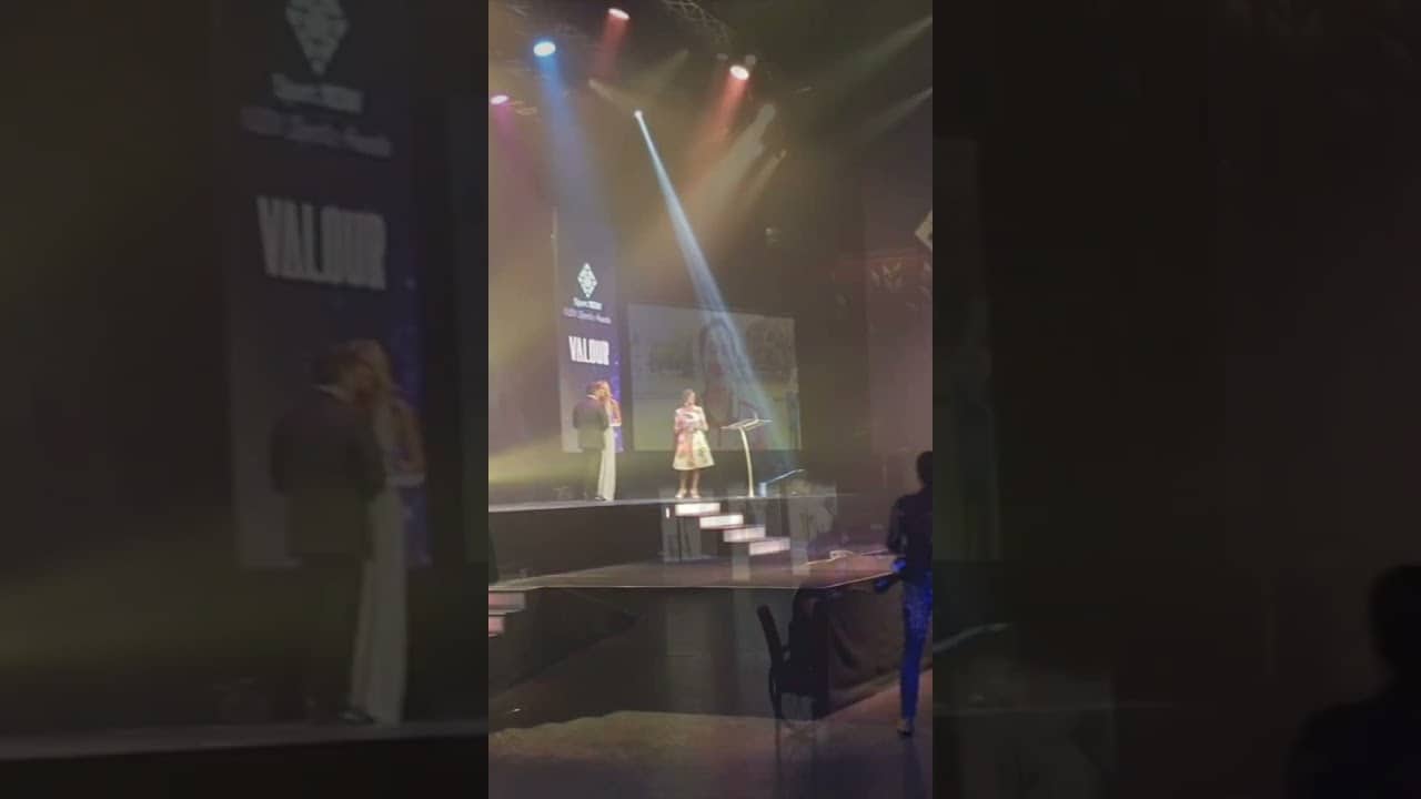 Ellyse Perry recieves the 2019 Valour award