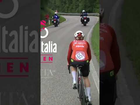 Careful 😳 This young fan takes a tumble while supporting on Stage 4 of the Giro d'Italia Women! 🇮🇹
