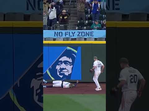NO FLY ZONE!! Julio Rodríguez takes a home run away🙅