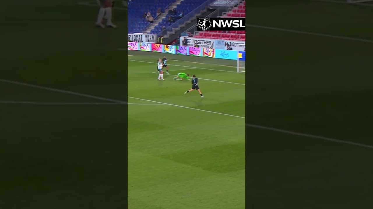 That timing. That bravery. Ann-Katrin Berger👏🧤