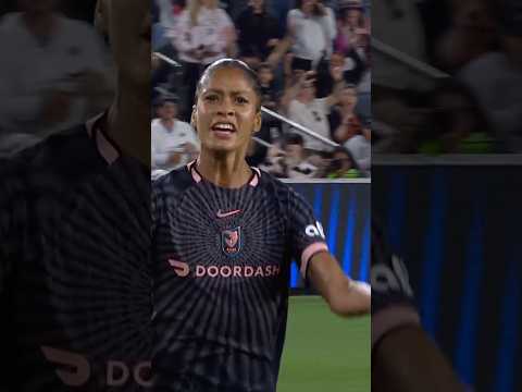 Sveindís Jónsdóttir picks a pocket and finds the back of the net 💥 #nwsl #soccer #football