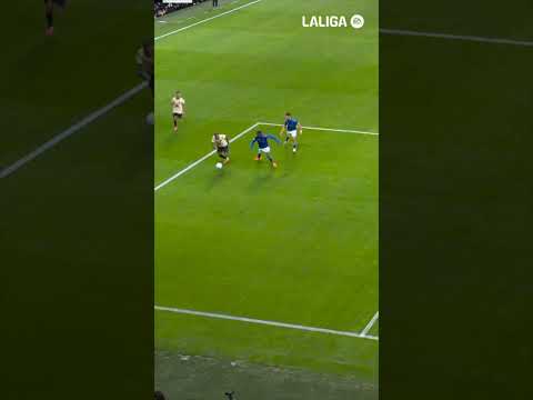 First chance of the game! 🤏 #LaLigaHighlights