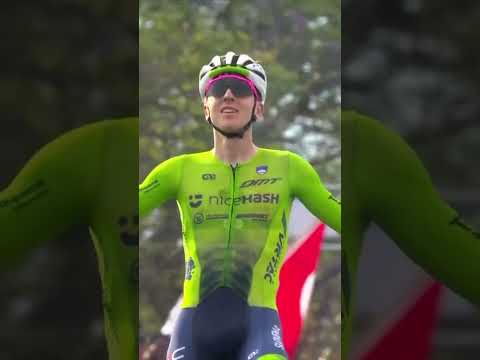 Back in the rainbow 🌈💪 Pogačar stands on the top step in Rwanda and pulls on the famous jersey 👏