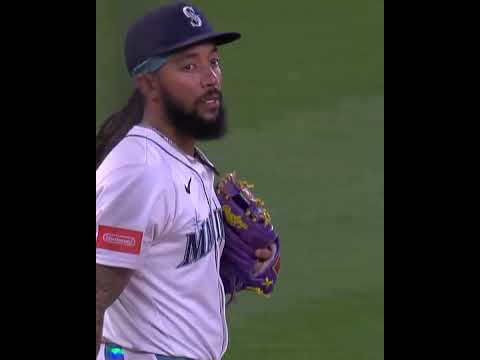 J. P. Crawford makes it look effortless 😮‍💨