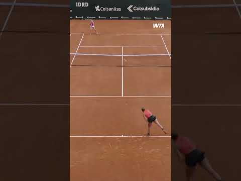 What a REACTION! 💪 Bouzkova takes the second set against Udvardy and forces us into a decider!