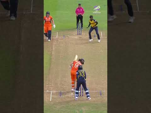 Kavisha Dilhari brings the first breakthrough for Sri Lanka 👊