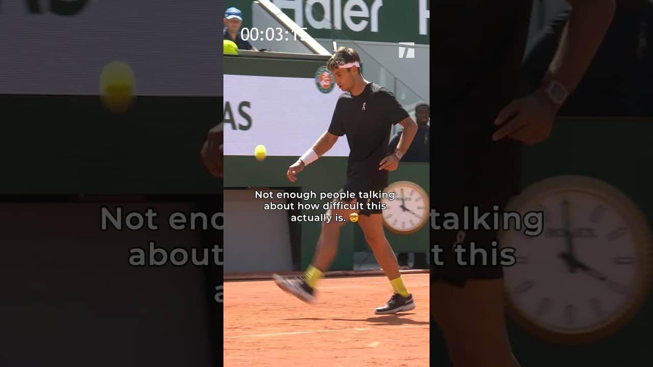 Mind blowing trick from the Italian magician Flavio Cobolli 🪄 #tennis #tennisnews #rolandgarros
