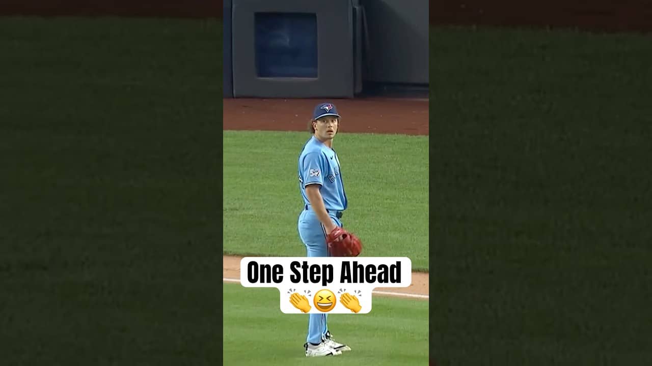 Adam Macko was one step ahead in the best way possible 😆👏 #MLB #BlueJays