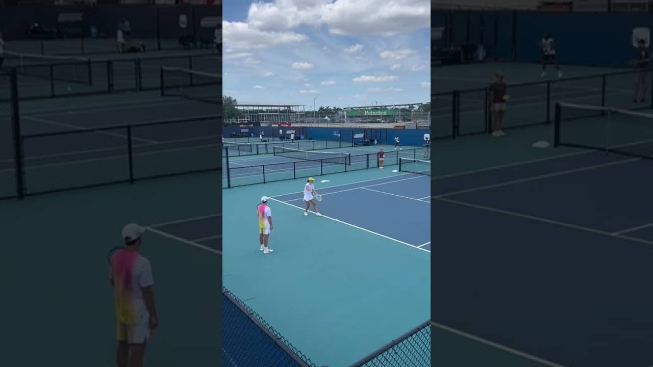 Iga Swiatek practice in Miami as coach Wim Fissette watches on #tennis  #wtatour 📸 @brennermorton