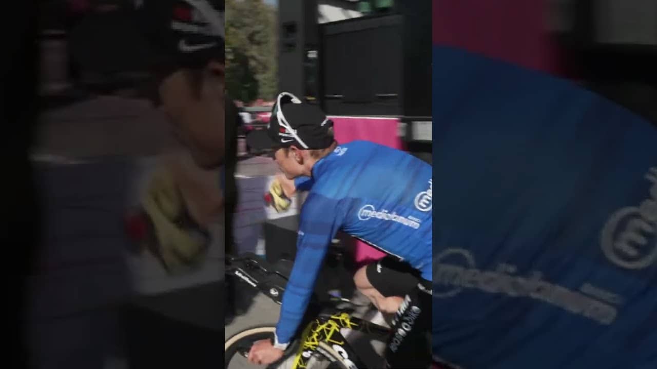 “I love Vingegaard!” 💛 Jonas Vingegaard treats these fans for their support at the Giro 👏