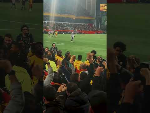 Montez le son 🔊, la tribune Marek célèbre à l'unisson ❤️💛