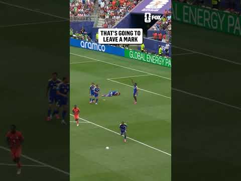 Curaçao defender Juriën Gaari put his body on the line 😬
