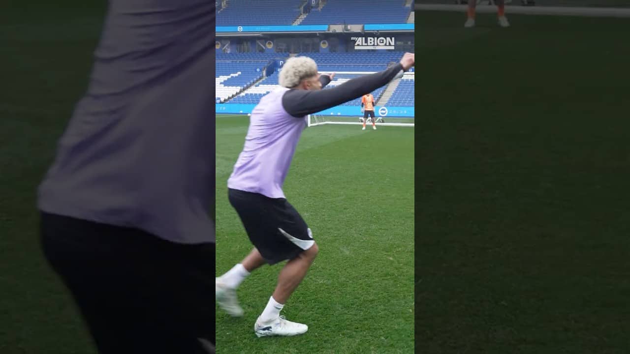 Free kick masterclass with Brighton stars 🌟💙