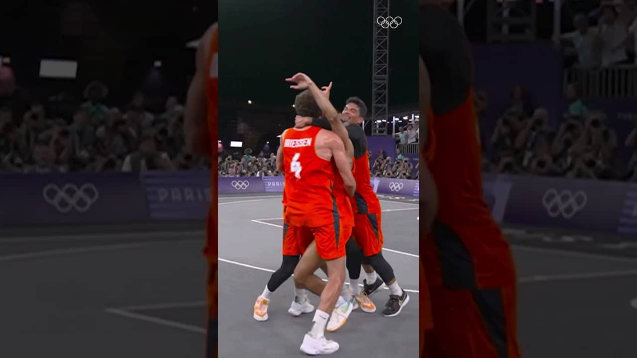 The moment Worthy de Jong won it for Netherlands in overtime at #Paris2024 🥇🏀#Olympics