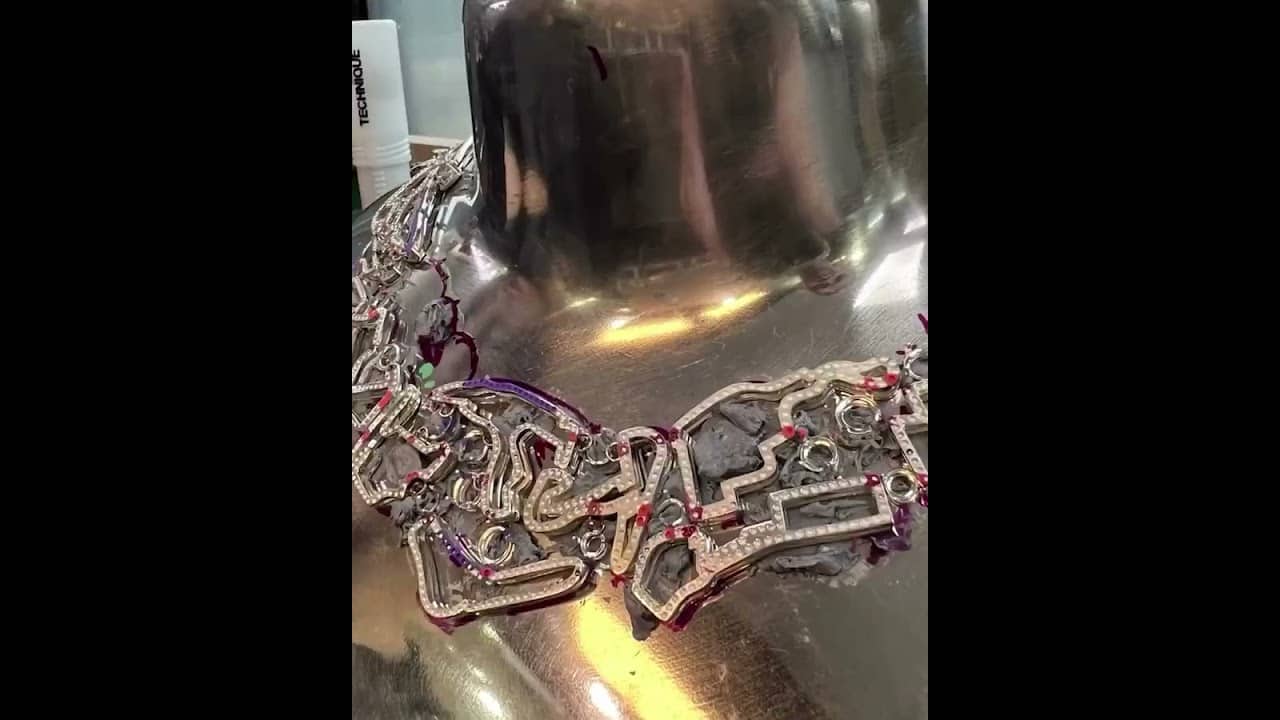 Liam Lawson's GF wore a diamond necklace of every 2026 F1 circuit 🤩 (📹 @martinrogersjewellery/IG)