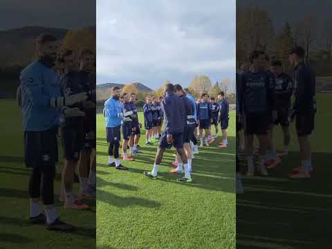 Moussa intentando librarse del pasillo por su cumple 🫣🎂 #goazenglorioso