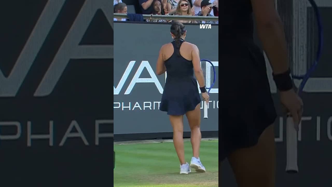 Vintage Jpeg 💪 Pegula is battling back against Noskova, looking to send us to a decider in Berlin!