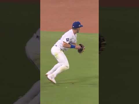 Tommy Edman's heads-up play gets a MASSIVE 2nd out in the 9th inning #WorldSeries