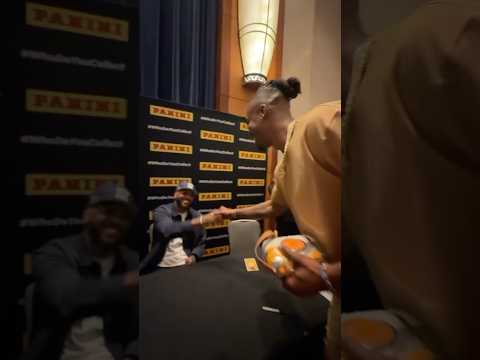 Dwight needed Carmelo’s autograph 😂