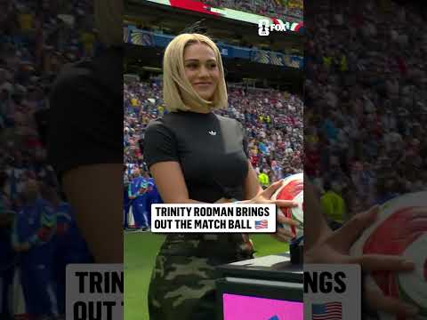 USWNT star Trinity Rodman brings out the match ball 🇺🇸
