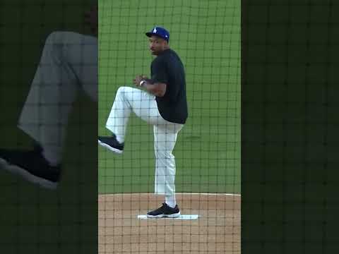 The Dodgers officially welcome new Rams star Myles Garrett to LA ☀️ #dodgers #rams