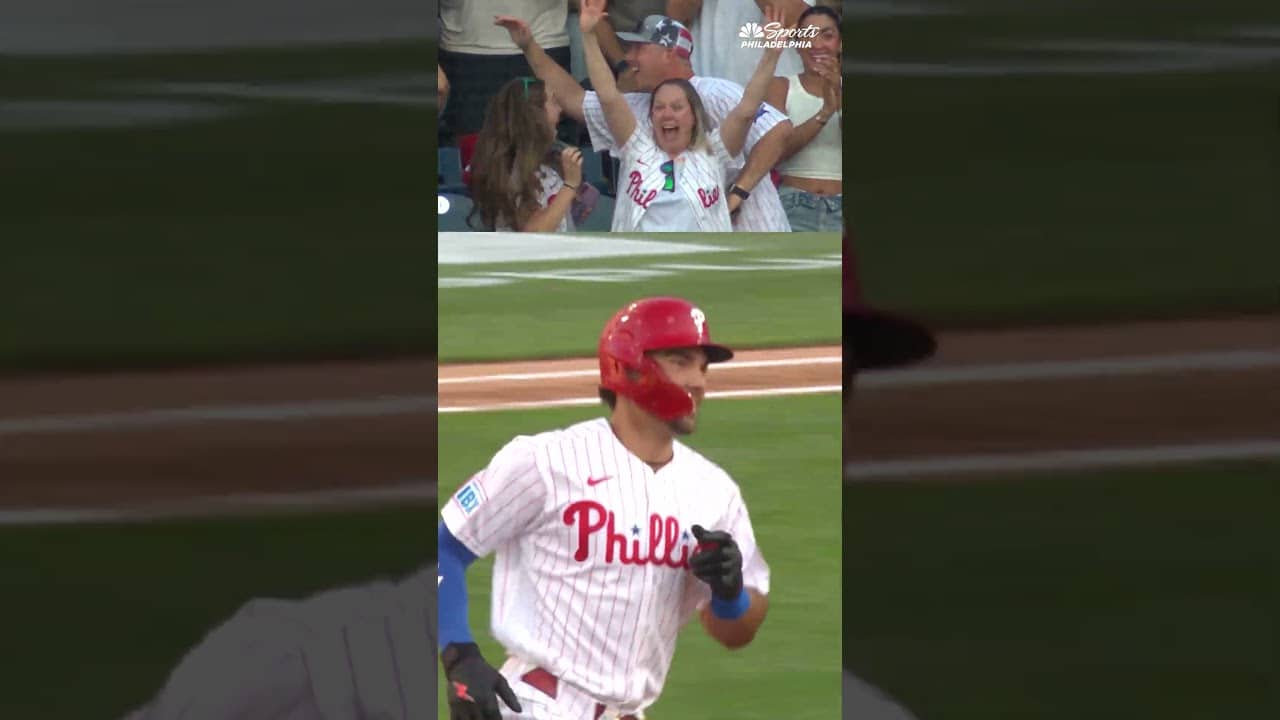 Rincones Jr.'s family watches his first MLB home run leave the yard
