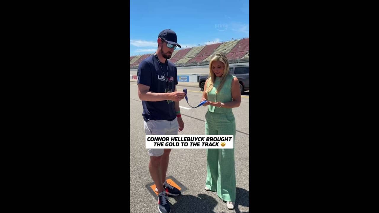 Connor Hellebuyck shares his gold medal with Danielle Trotta 🏅