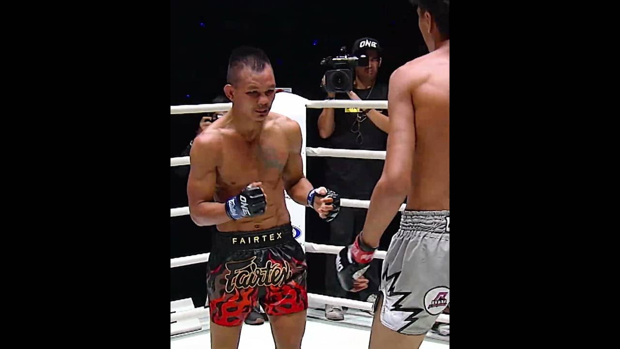 KNEES GALORE 😱 Nabil Anane rained down an endless barrage of strikes on Soe Lin Oo 💥💥💥