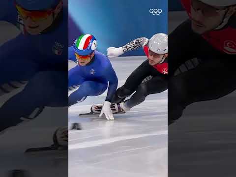 Pietro Sighel had to improvise and find a solution in the last metres of the track! ⛸️ #Olympics